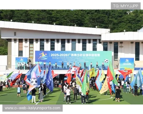足球联赛在青训扶持中推广家校俱乐部三方协作保障成长生态，足球青训和学校合作协议